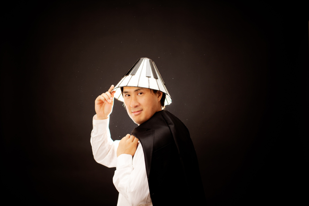 4 Hyung ki Joo Official Photo with Piano Hat for Download Credit Julia Wesely copy